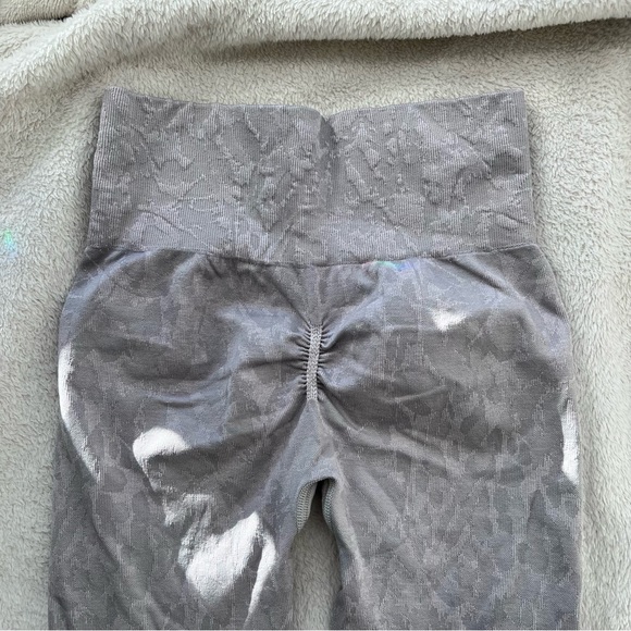 GYMSHARK Adapt Animal Seamless Sports Bra and Leggings – Butterfly Grey - Picture 5 of 9